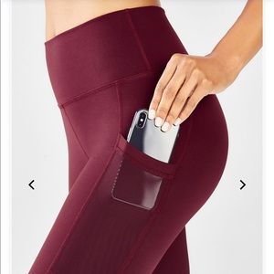 Fabletics capris with pocket (black cherry)